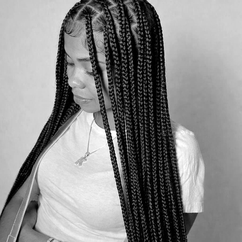 Femme portant des box braids longues