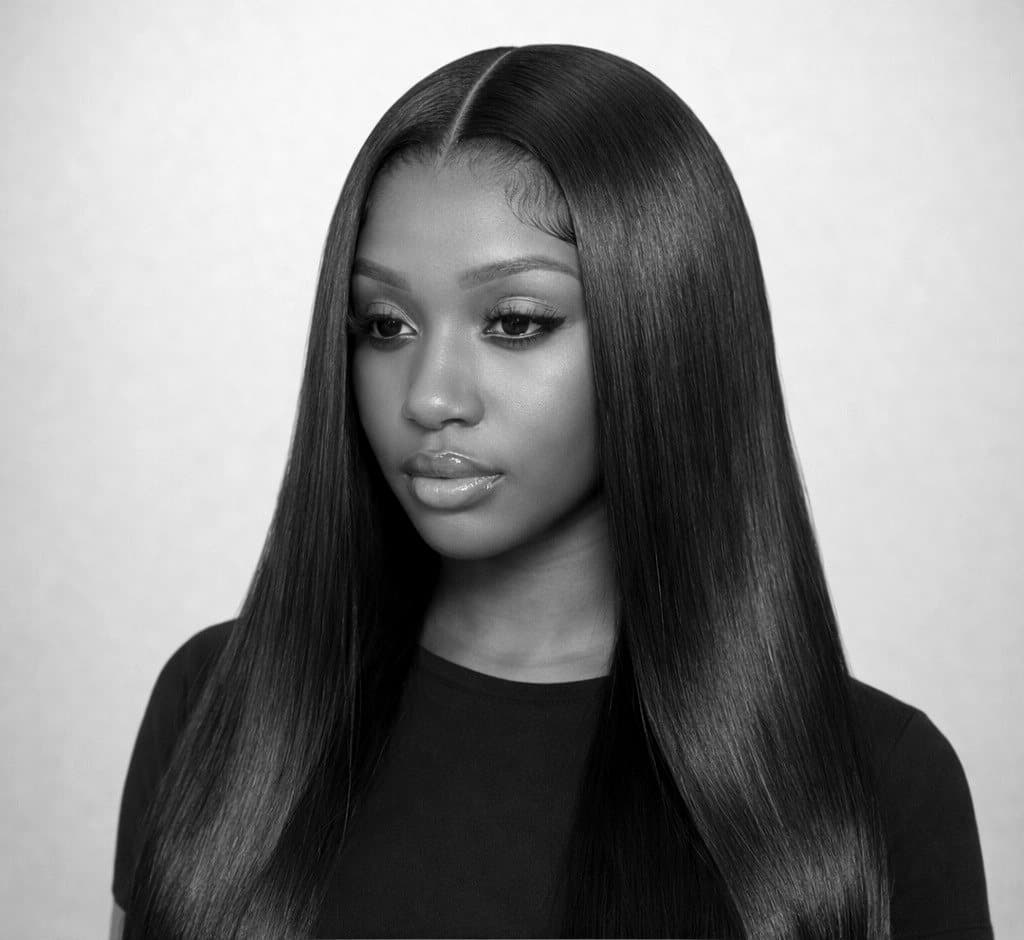 Femme avec une perruque lisse noire