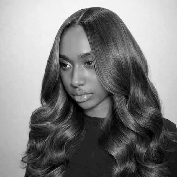 Femme avec un tissage brun ondulé